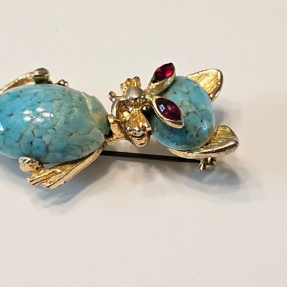 Distinctive Sphinx Cat Brooch:  Gold-Plated, Faux Turquoise, Red Crystal Eyes - Picture 5 of 12